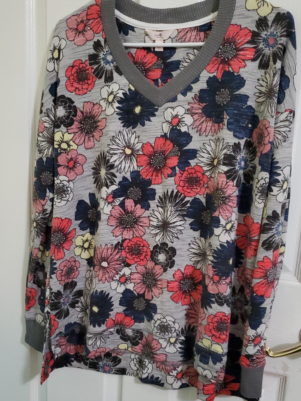 Secret Treasures Gray Multi Floral V-Neck Cozy Soft Long Sleeve Pajama Top M